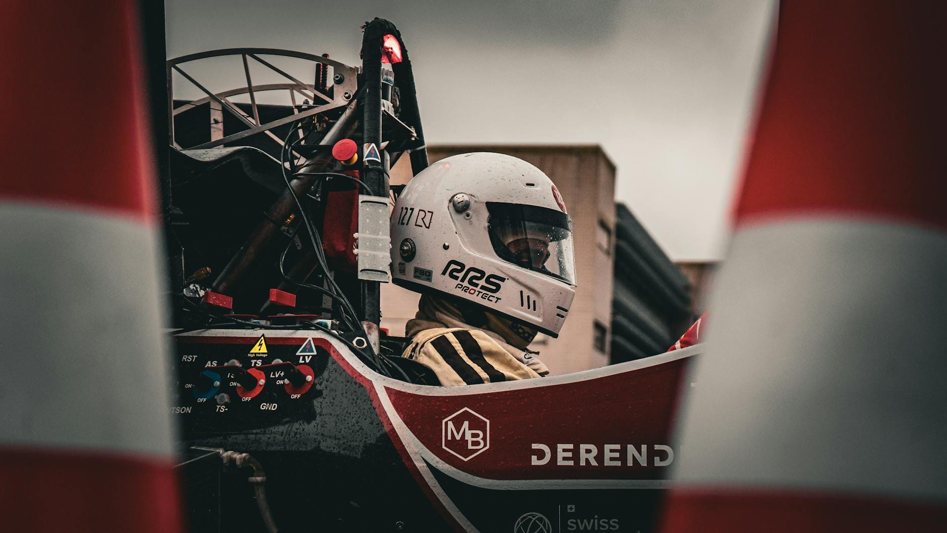 Kierowca wyścigowy w bolidzie na torze podczas zawodów