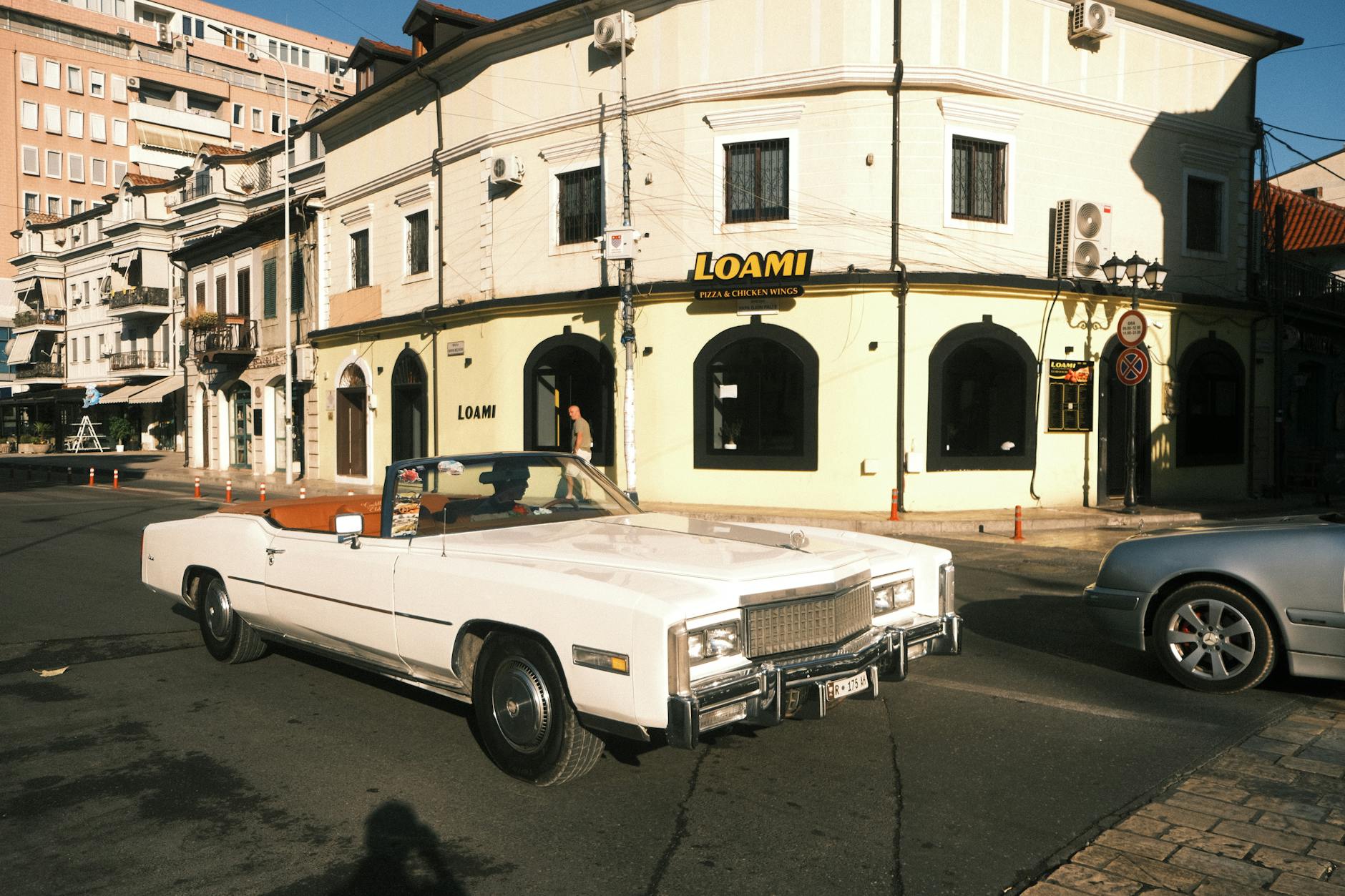 Zabytkowy kabriolet zaparkowany na słonecznej ulicy w Szkodrze