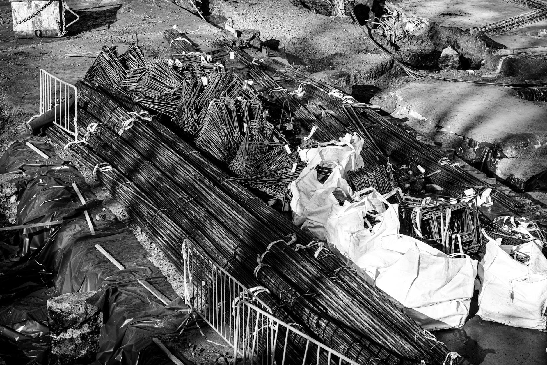 Czarno-biała zbrojeniówka na placu budowy w Brukseli