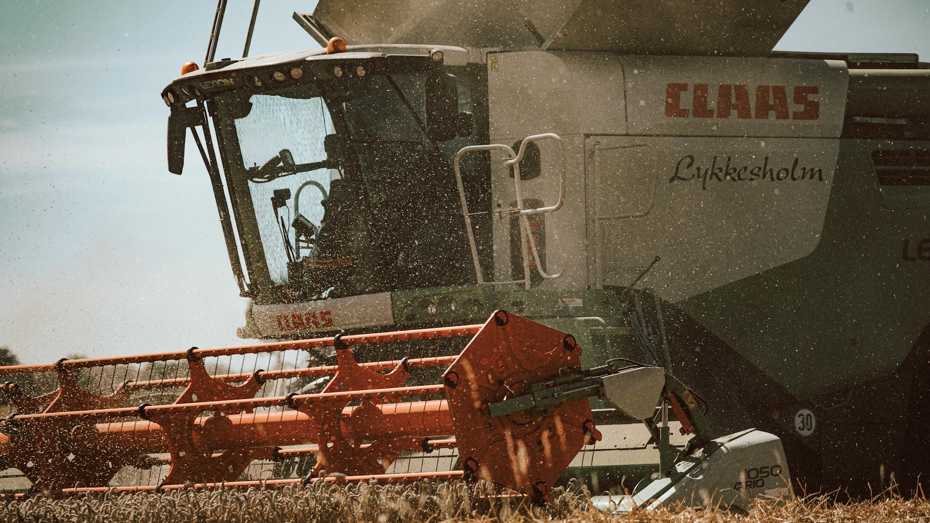 Kombajn zbożowy podczas pracy na polu w nowoczesnym gospodarstwie