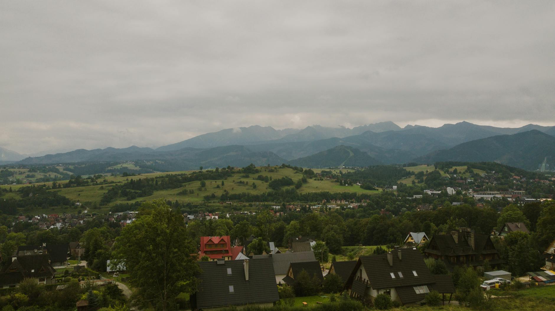 Tatry z lotu ptaka i zabudowania polskiej wsi wśród zieleni