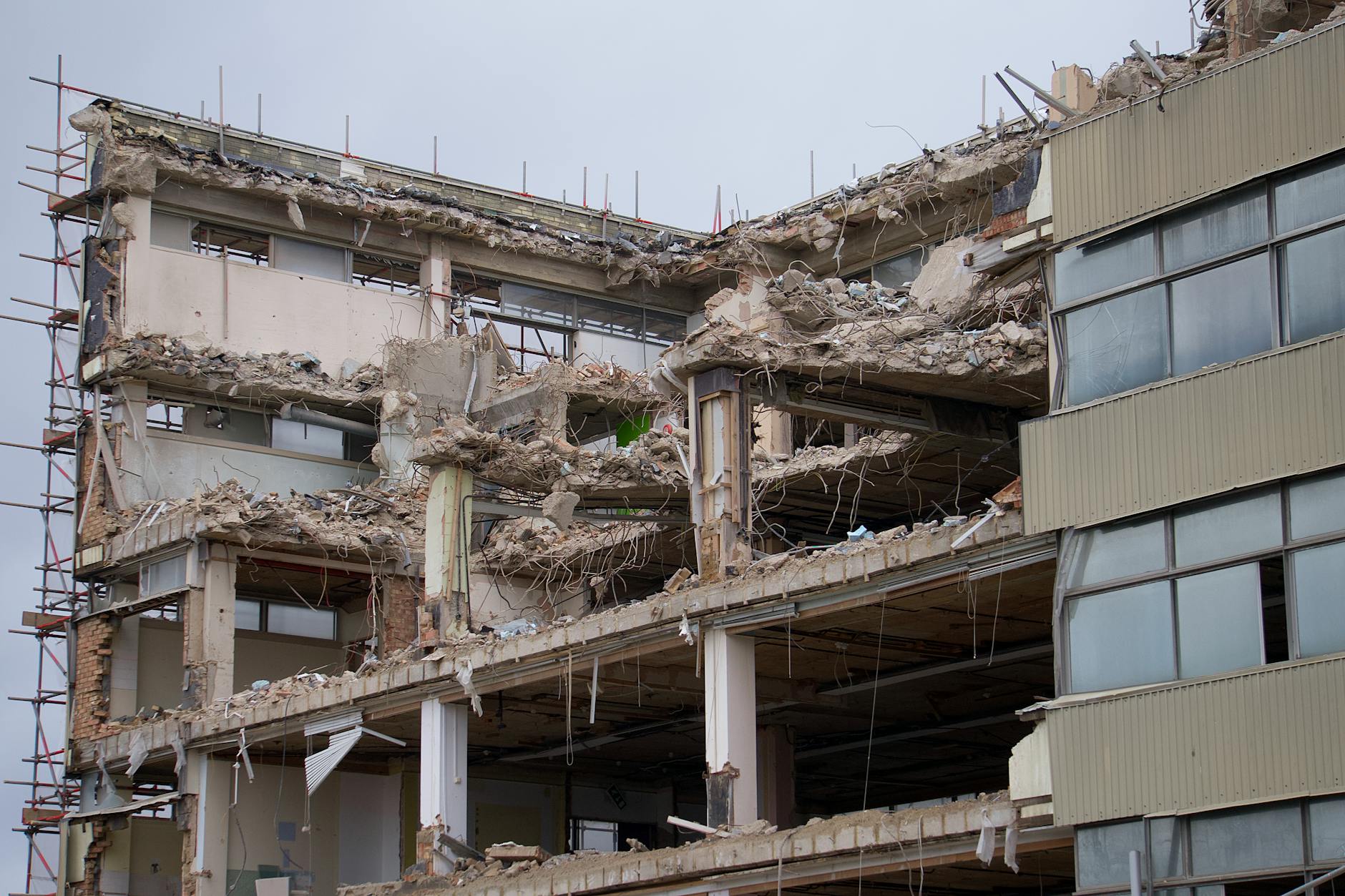 Zawalony budynek z poważnymi uszkodzeniami konstrukcji w Anglii