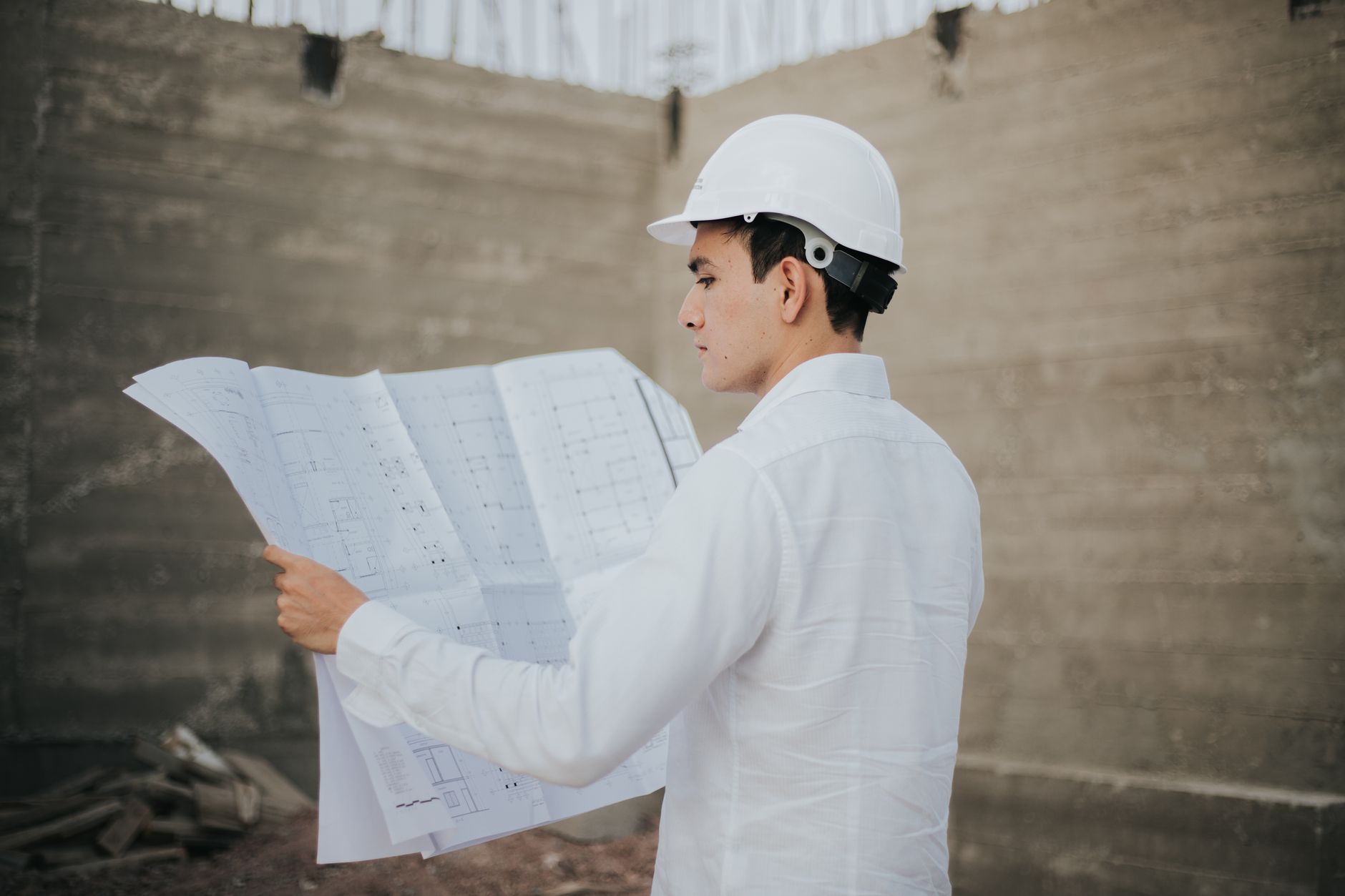 Architekt na meksykańskiej budowie analizuje projekt budowlany