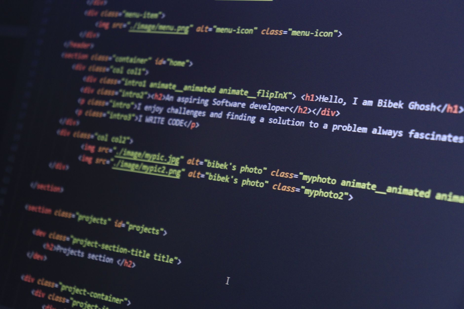 Kolorowy kod HTML i PHP wyświetlony na monitorze komputerowym