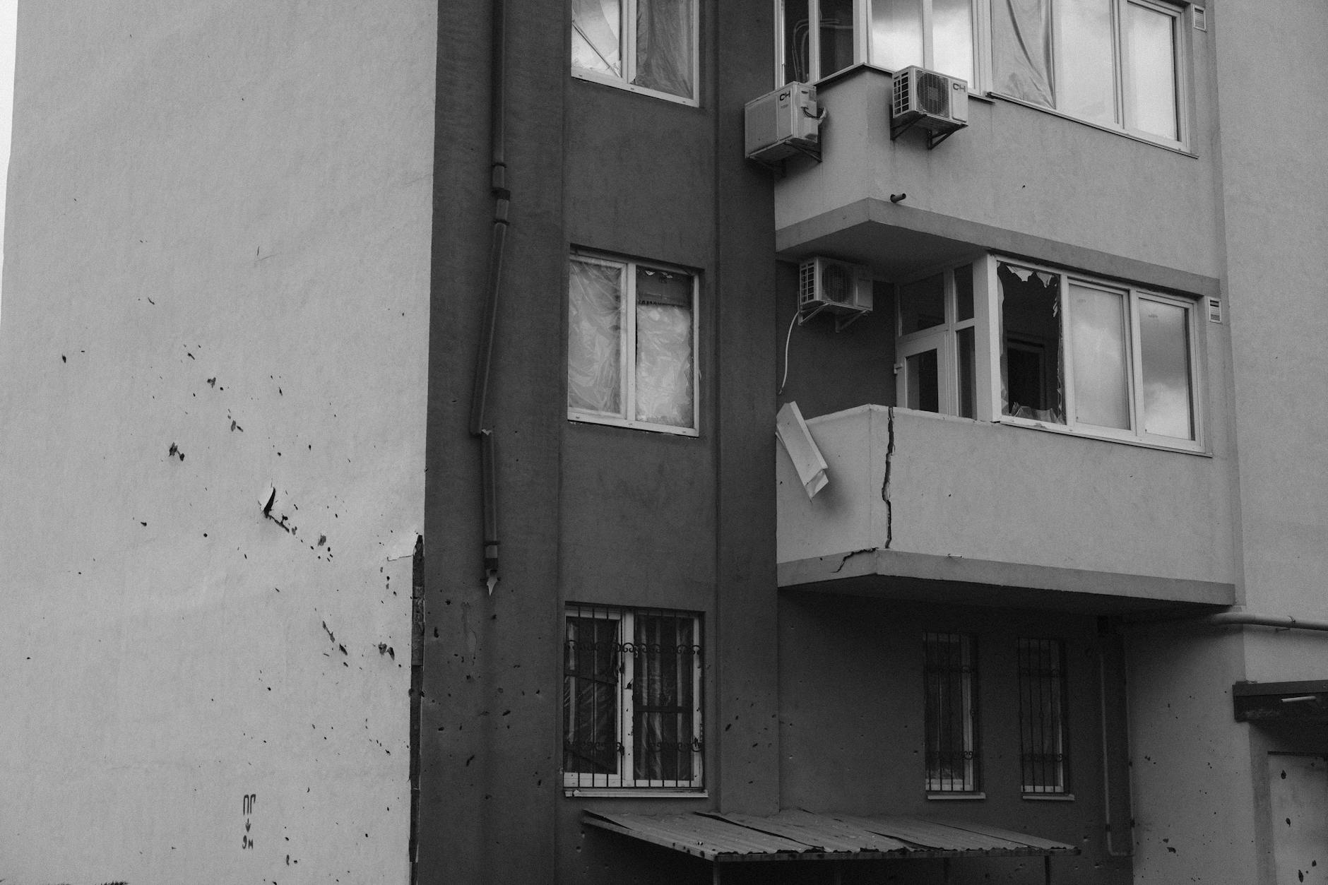 Źle zrobiona hydroizolacja tarasu i balkonu: jak rozpoznać problem Zniszczona elewacja budynku w odcieniach szarości