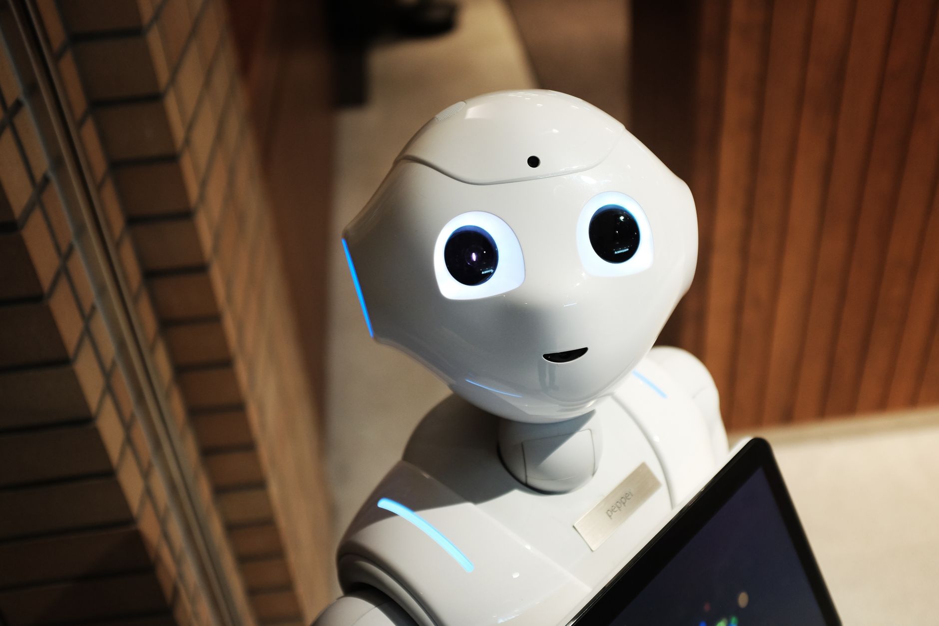 Humanoidalny robot w futurystycznym wnętrzu Tokio pokazujący możliwości AI