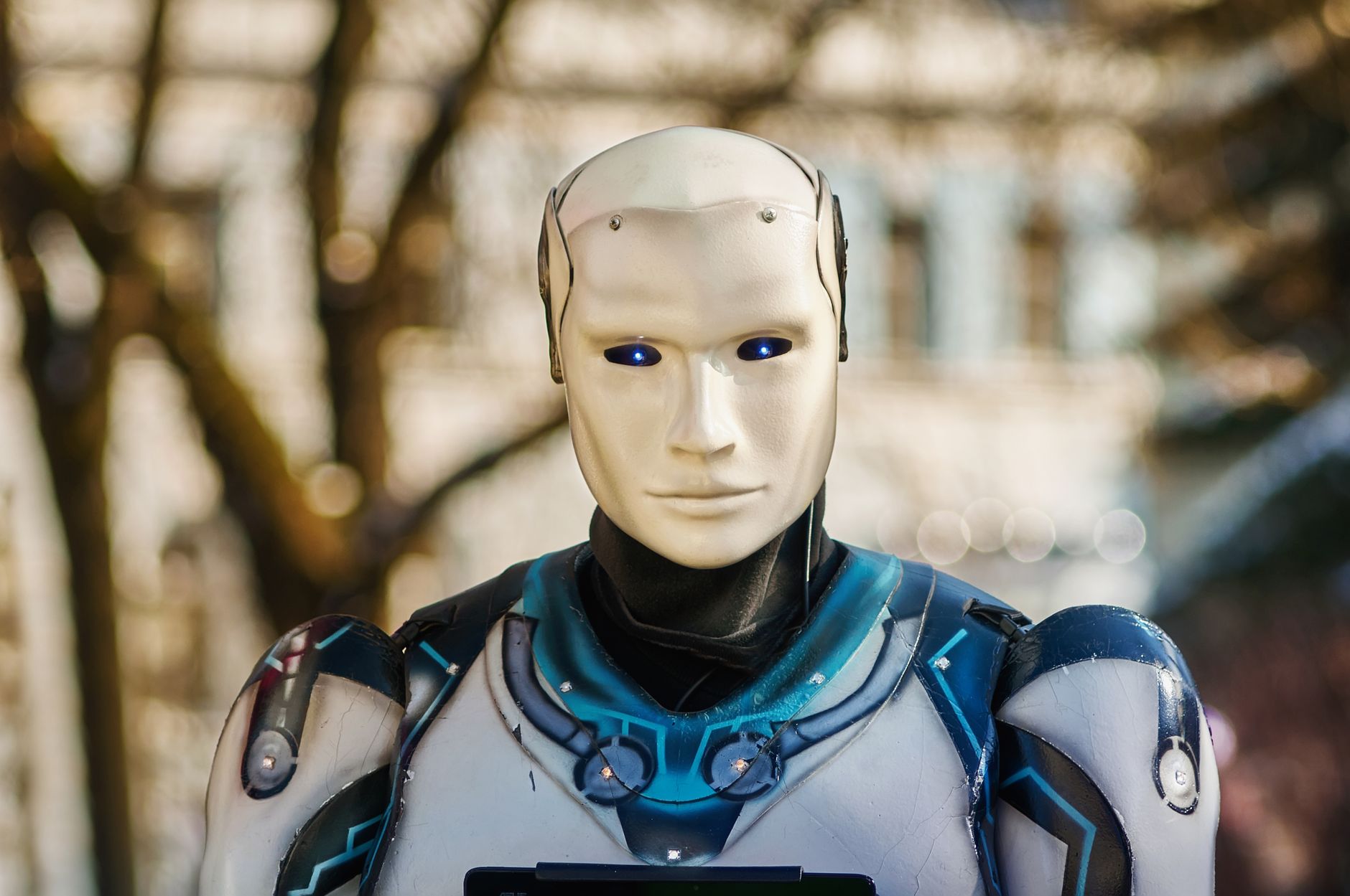 Humanoidowy robot o futurystycznym wyglądzie na zewnątrz
