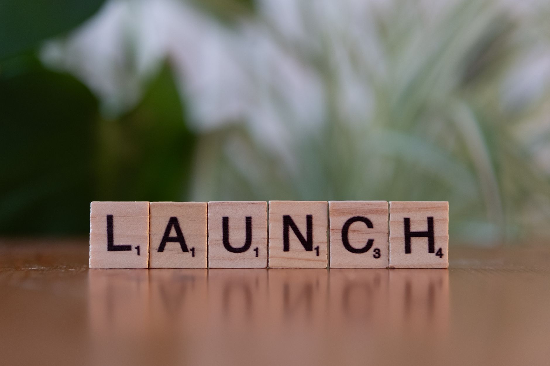 Kafelki Scrabble układające się w słowo launch na stole Kafelki Scrabble układające się w słowo launch na stole