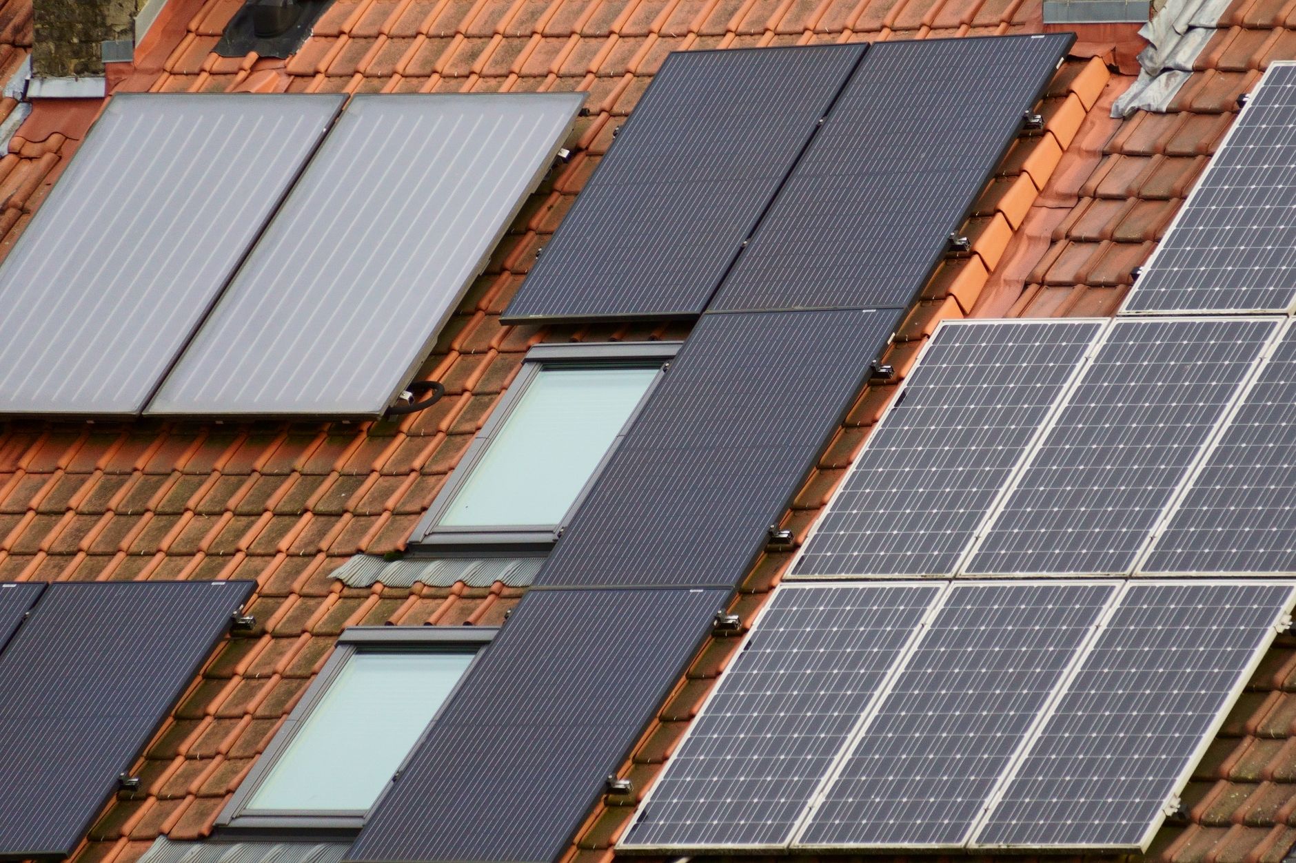 Instalacja PV a dach: jak uniknąć przecieków i sporów z wykonawcą Panele fotowoltaiczne zamontowane na dachu z dachówek